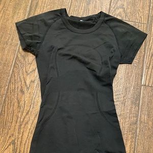 Lululemon Run Swiftly Short Sleeve - Black Size 4